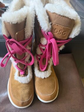 DSG Tan Winter Boots with Pink Laces and Cream Faux Fur